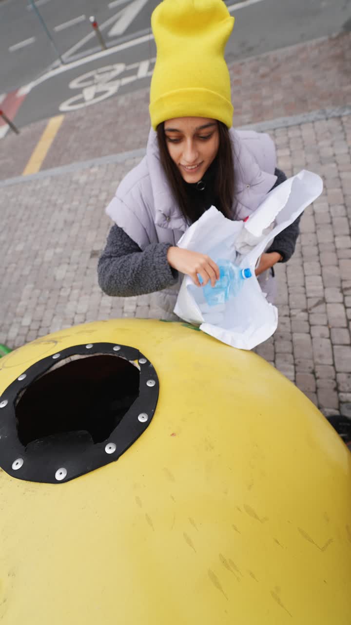 mujer joven reciclando