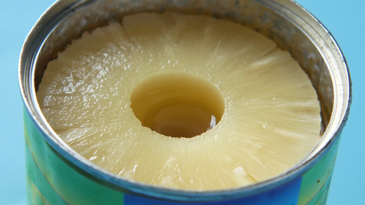 piña enlatada en una lata de metal