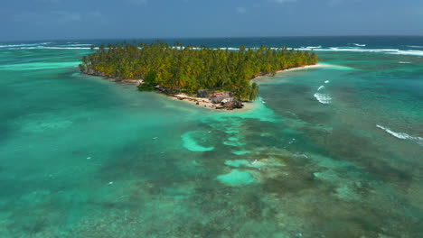 vista aérea de la isla tropical con palmeras rodeadas de agua azul clara en las islas de san blas, panamá