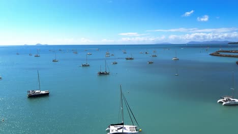 Girando-Para-Revelar-El-Puerto-Deportivo-Del-Mar-De-Coral-Y-Una-Serie-De-Lujos-A-Lo-Largo-De-La-Costa.