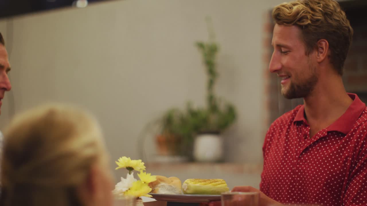 una familia feliz cenando juntos.