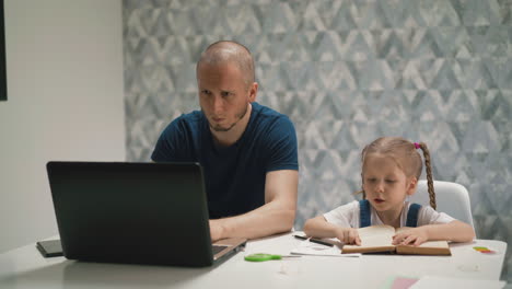 La-Pequeña-Hija-Está-Estudiando-En-Casa