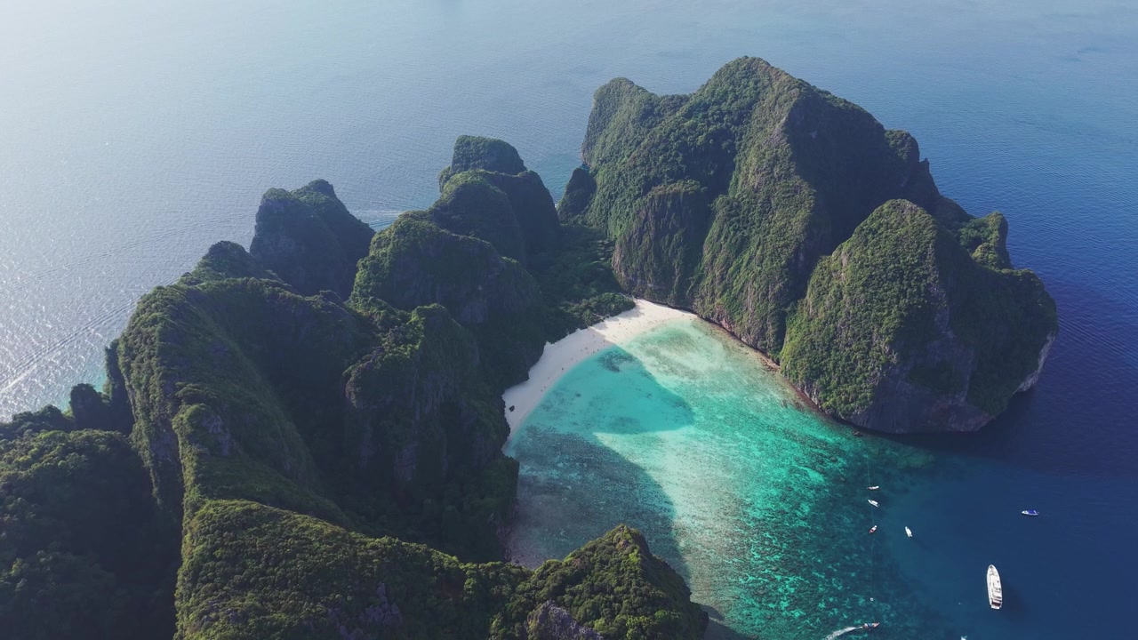 Maya Bay situata su Koh Phi Phi Leh. Dolly out aereo