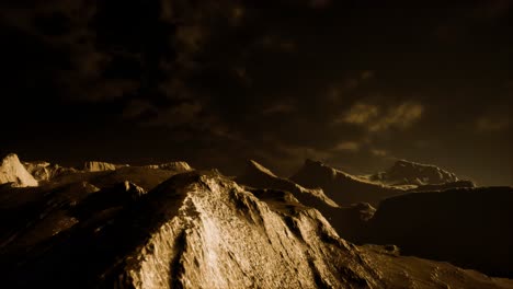 Nubes-Oscuras-Sobre-Valle-Volcánico-Con-Hierba-Y-Rocas