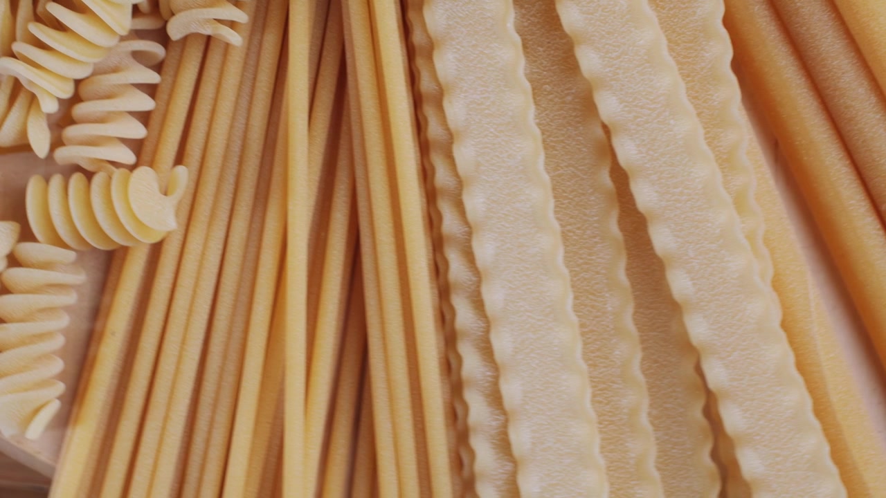 Panoramica ravvicinata su una varietà di formati di pasta secca cruda