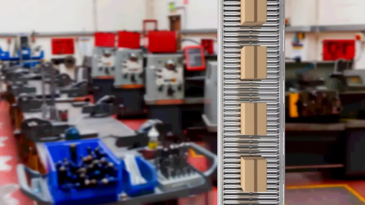 múltiples cajas de entrega en la cinta transportadora contra la fábrica en el fondo