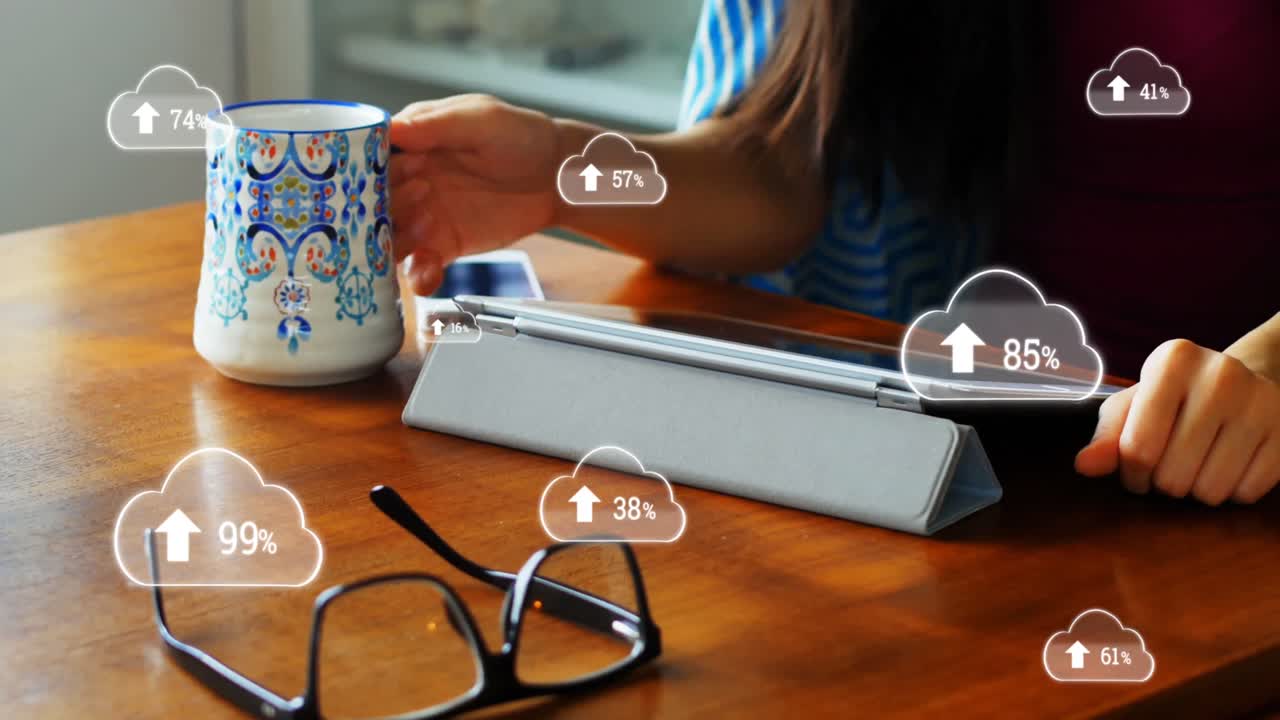 Múltiples iconos de nube con porcentaje creciente frente a mujer usando una tablet digital