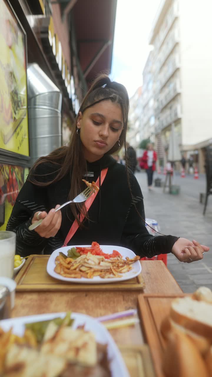 joven disfrutando de la comida callejera turca