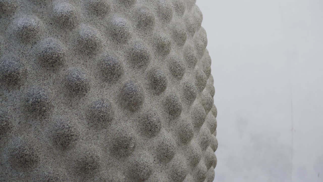 макросъемка гранитной скульптуры семян в проекте "эден" в корнуолле, великобритания