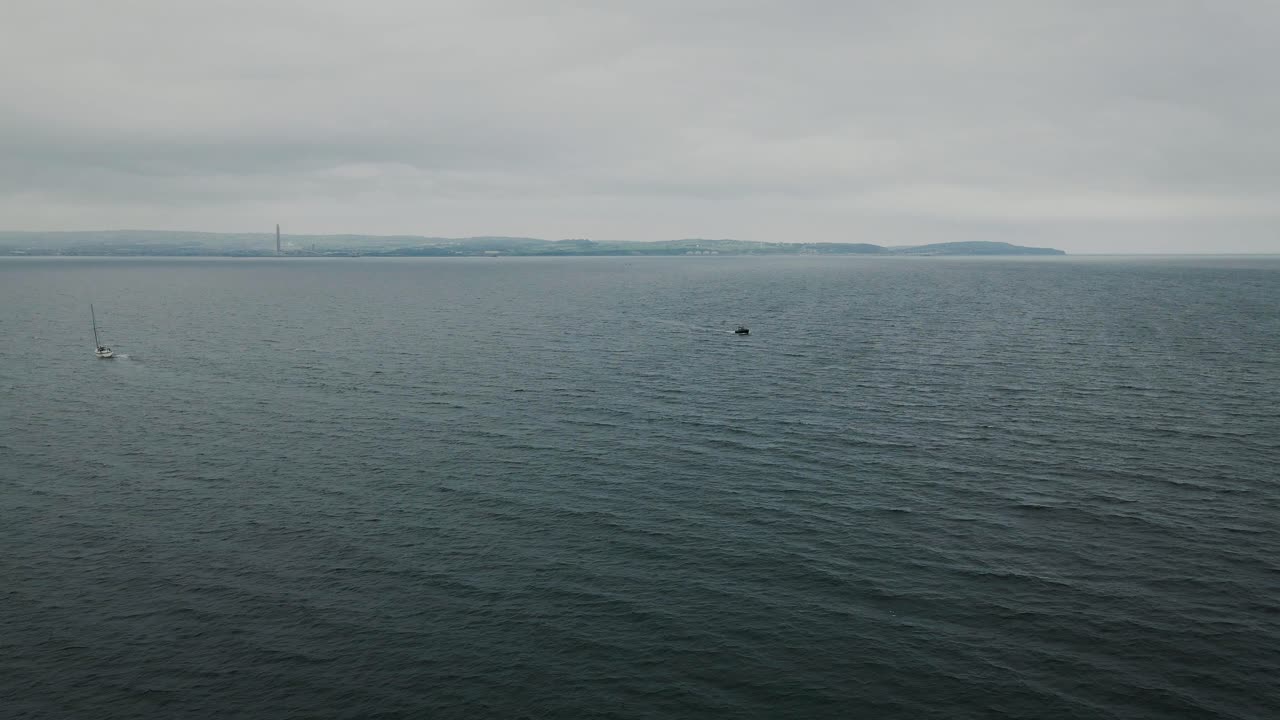 광활한 바다와 보트의 반전 및 상승 넓은 공중 공개 샷