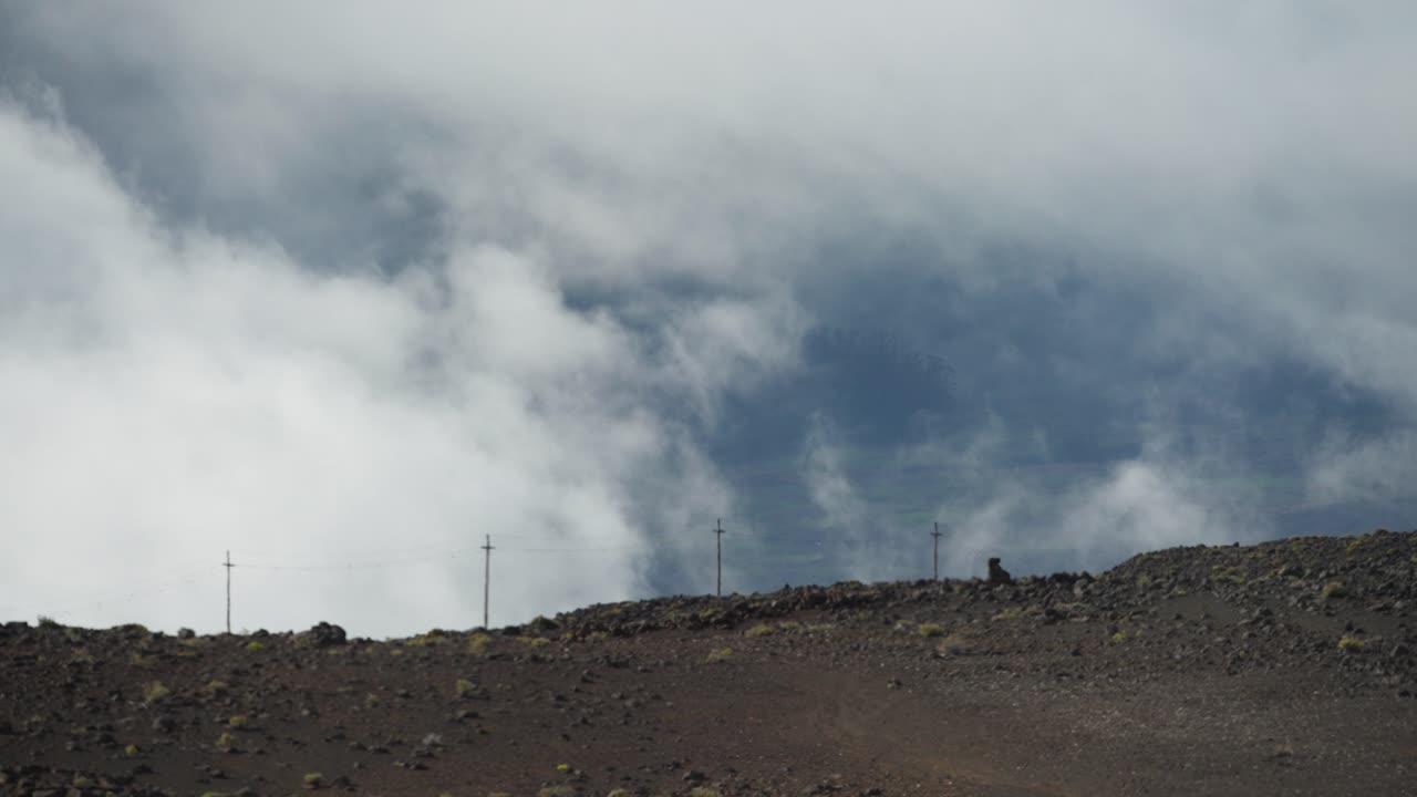 도로와 전력선 뒤에서 구름이 두꺼워지는 시간 경과