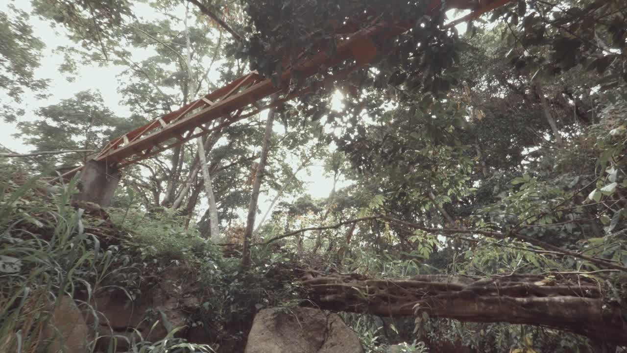 아래에서 강 위에 주황색 파이프 샷