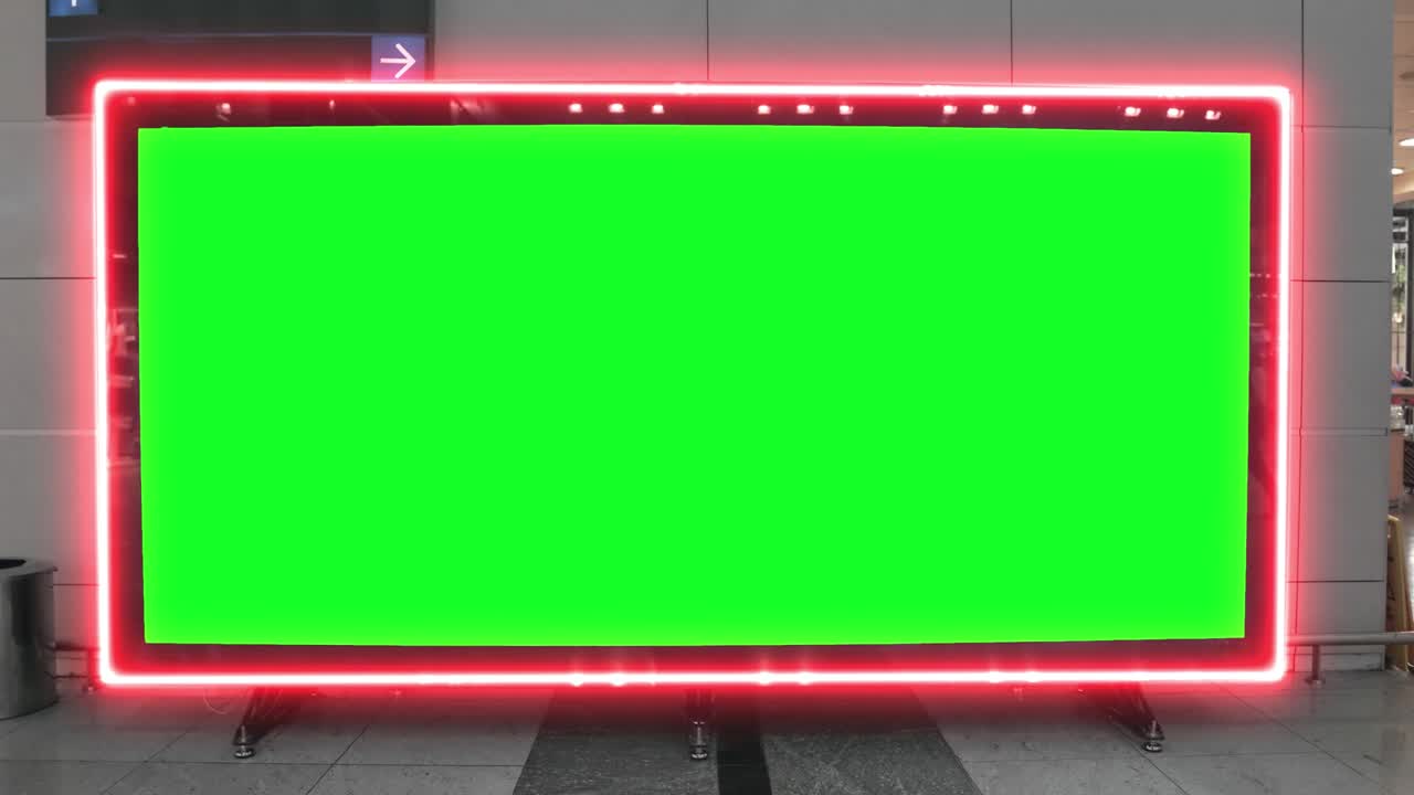 cartel en pantalla ancha vacío con pantalla verde, canal alfa. marco de llave de croma en el pasillo del aeropuerto, gran pancarta para el marketing.