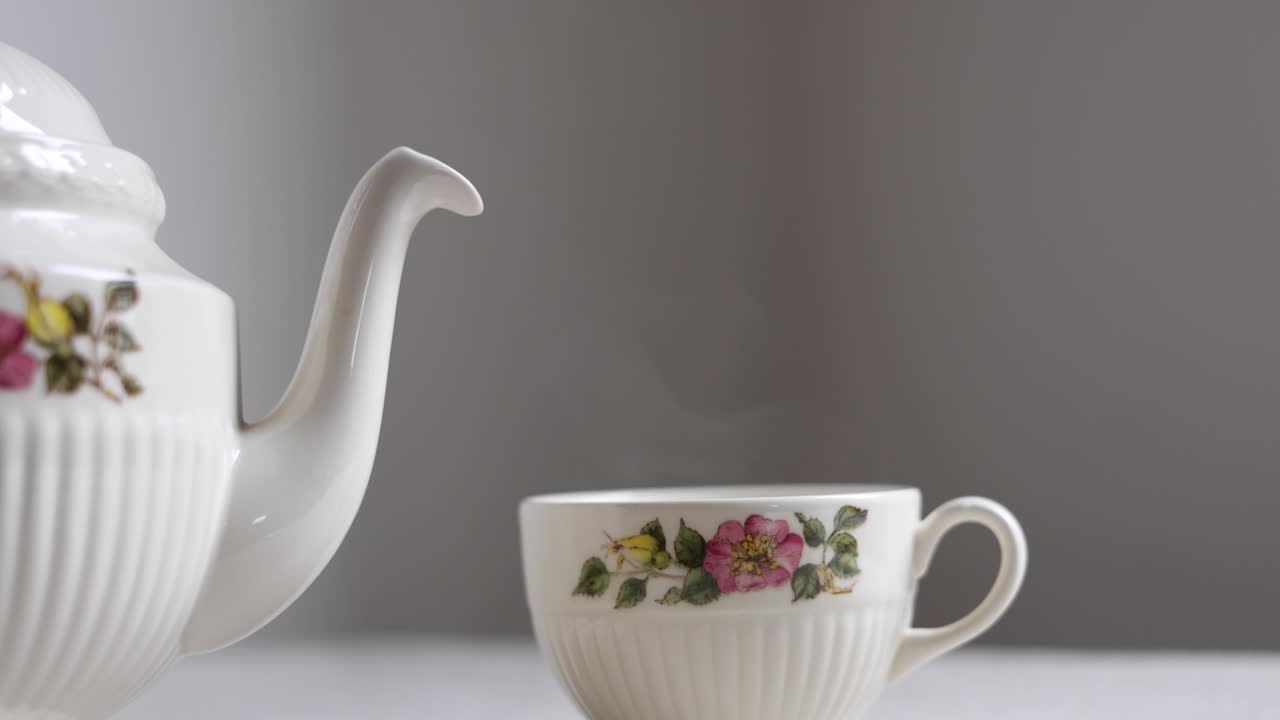 Immagine fissa di fumo che esce da una tazza antica con del tè.
