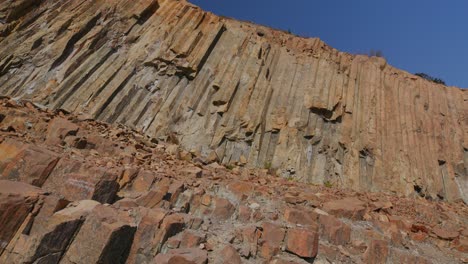 une grande montagne rocheuse