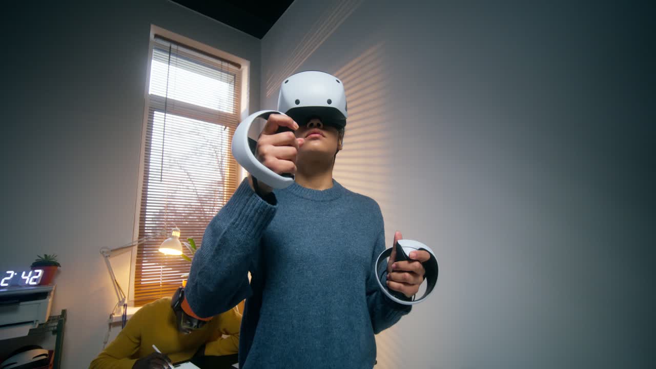 Donna che sperimenta la realtà virtuale