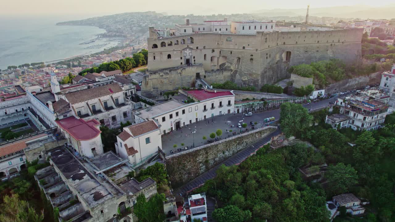 Vista panoramica grandangolare e dall'alto di Napoli, città europea italiana, ripresa da drone, con paesaggio in stile cinematografico di case, edifici e il mare