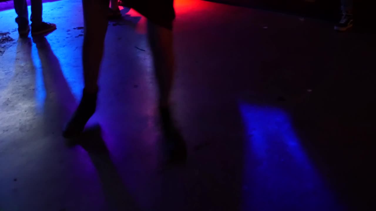 Piedi che ballano a ritmo di musica elettronica.