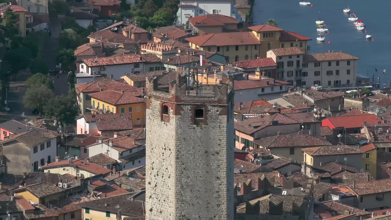 Europa Italia Lago di Garda Malcesine borgo con Castello Filmato Zoom vista aerea cinematografica 4K Estate