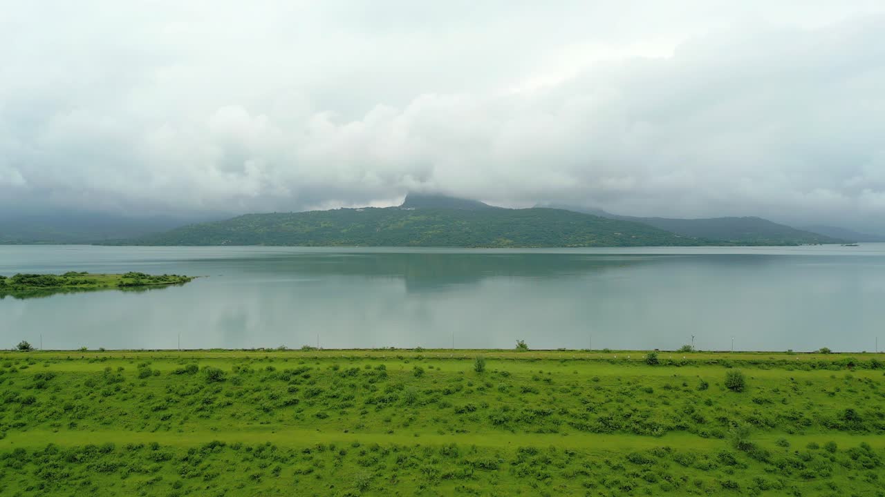 hermosa vista de la presa de pawna en la temporada de lluvias drone moviéndose de abajo hacia arriba vista