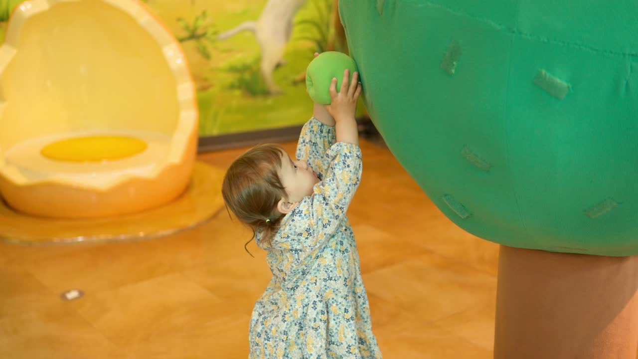 linda niña jugando en el museo infantil de gyeonggi en corea del sur - amplia