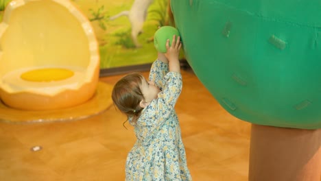 Süßes-Kleines-Mädchen,-Das-Im-Gyeonggi-Kindermuseum-In-Südkorea-Spielt-–-Breit