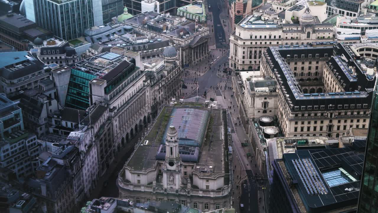 Aerial view from behind The Bank of England, seeing commuters travelling to work in London, capital of the UK.