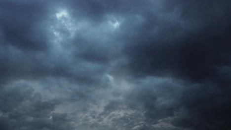 timelapse de nubes oscuras en el cielo en movimiento