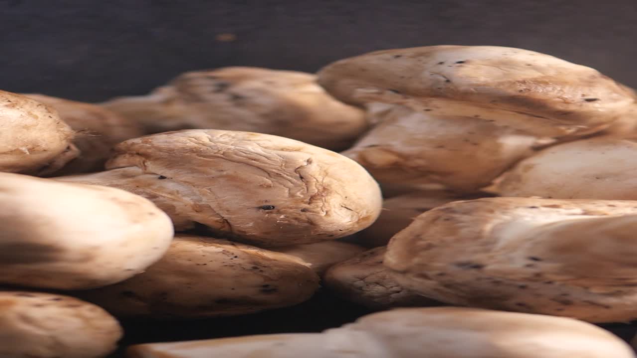 Primo piano di funghi freschi