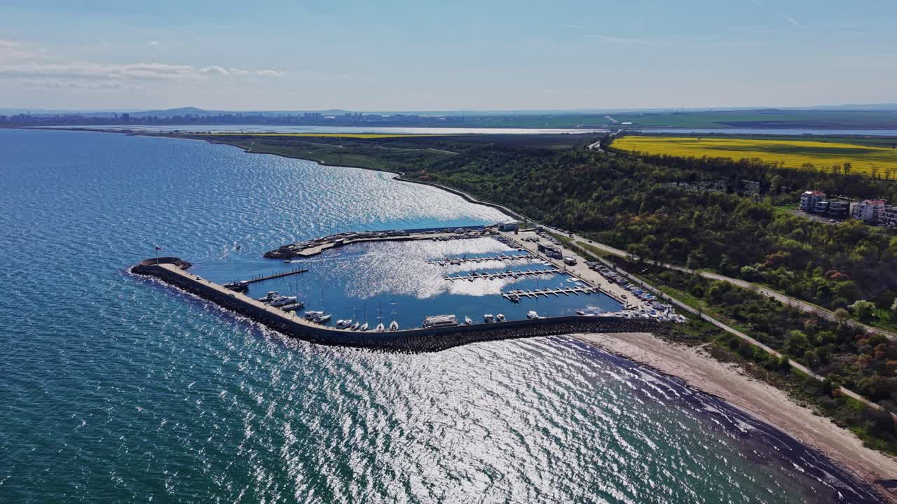 Udsigt over marina og kystlinje på en lys solskinsdag i et kystområde