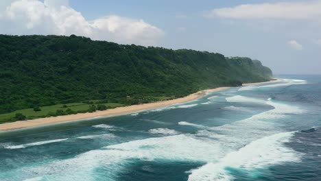 Amplia-Antena-De-La-Costa-Montañosa-De-Bali-En-Uluwatu-Con-Olas-Rompiendo-En-La-Playa-De-Nyang-Nyang