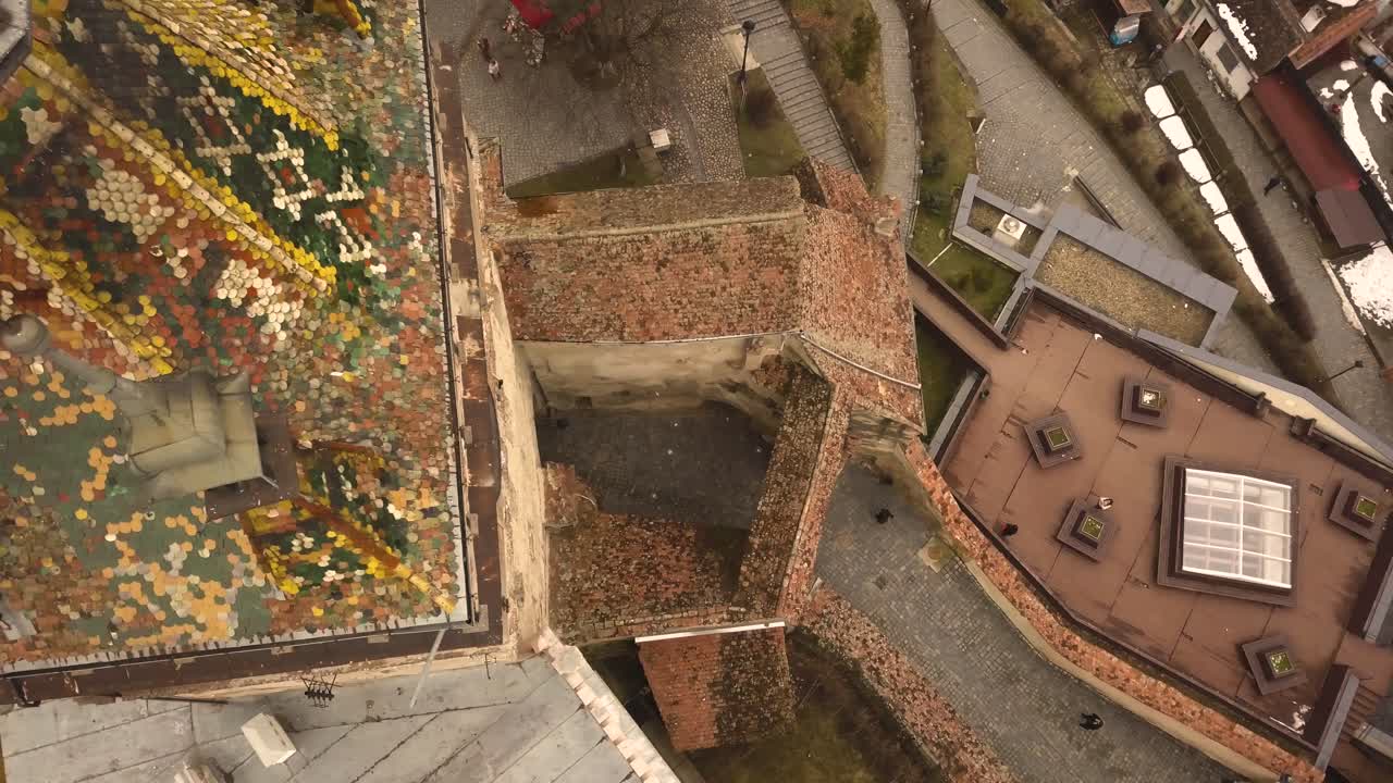 시기쇼아라 성채에 있는 시계탑의 화려한 지붕 세부 사항