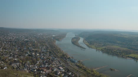 Drone---Toma-Aérea-Del-Río-Rin-Siebengebirge-Drachenfels-Cerca-De-Bonn---Königswinter-25p