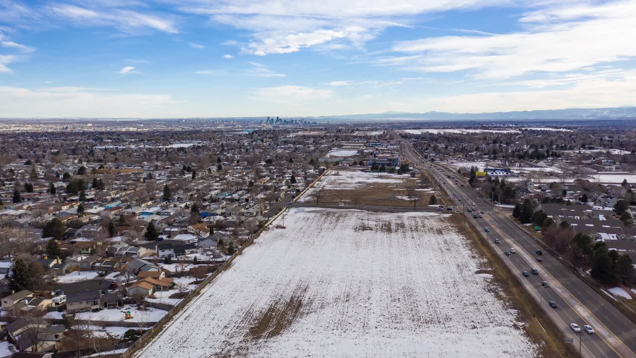 hiperlapso aéreo de zona residencial y campo