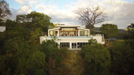 Exterior-De-Una-Gran-Casa-Blanca-Y-Moderna-En-Una-Ladera-Tropical