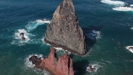 felsen im wunderschönen blauen ozean mit wellen, die an einem sonnigen tag schaum erzeugen