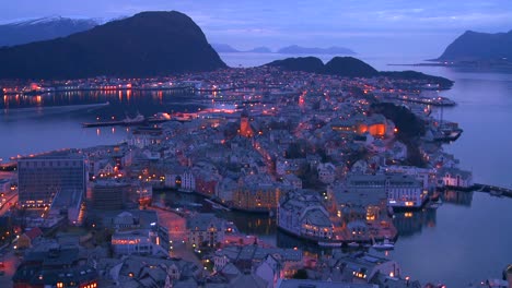 Erhöhte-Ansicht-In-Der-Abenddämmerung-über-Der-Stadt-Alesund-Norwegen-Nor