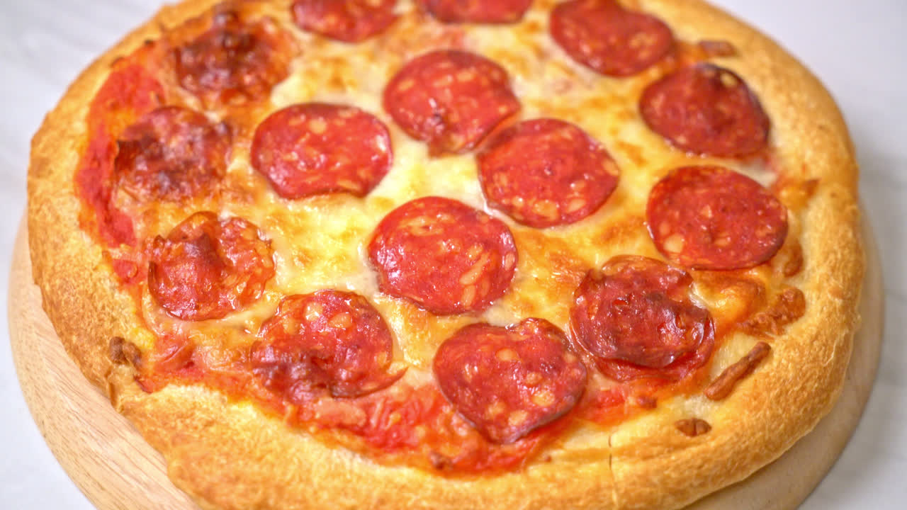 pizza de pepperoni en bandeja de madera - estilo de comida italiana