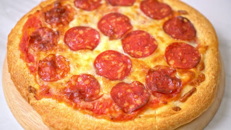 pizza de pepperoni en bandeja de madera - estilo de comida italiana