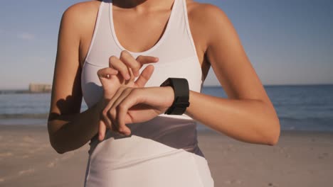 un primer plano de una mujer está usando su reloj conectado