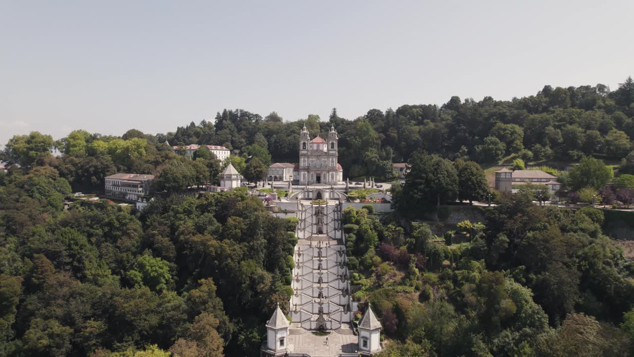 hermosa escalera barroca al santuario de bom jesus do monte, braga