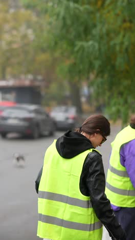 limpieza de calles por un voluntario