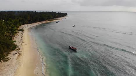 Exotischer-Weißer-Sandstrand-In-Madagaskar,-Gesäumt-Von-Palmen