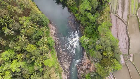 vista de arriba hacia abajo del río rocoso