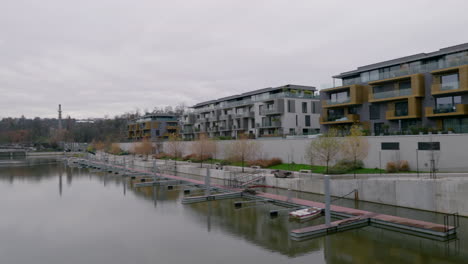 Enthüllen-Sie-Eine-Aufnahme-Von-Luxusapartments-Und--häusern-In-Einem-Neuen-Jachthafenpark-In-Prag