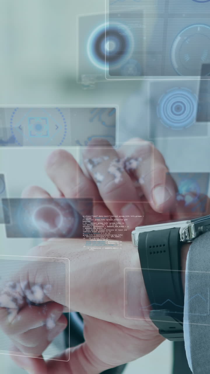 animación del escaneo del alcance y el procesamiento de datos en las pantallas sobre el hombre de negocios que revisa el teléfono inteligente