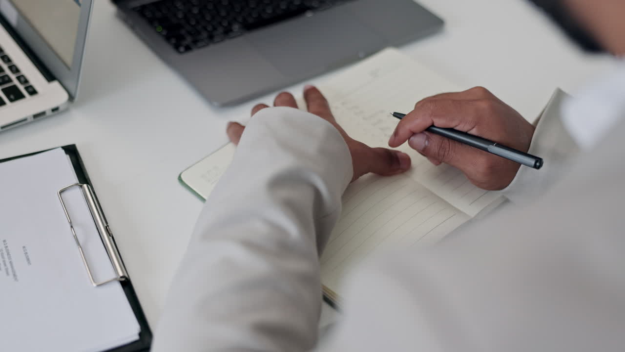 escritura, idea y manos de una persona de negocios