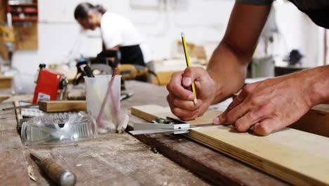 Seitenansicht-Von-Zwei-Tischlern-Bei-Der-Arbeit