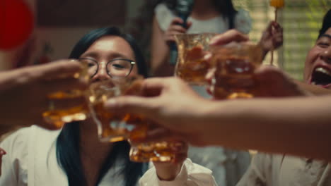 축하하는 친구들