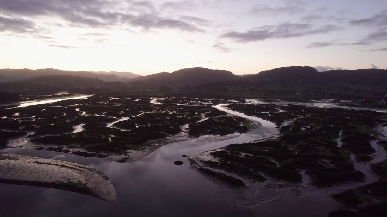 puesta de sol sobre dramática marea valle de inundación costera ria hábitat españa aérea